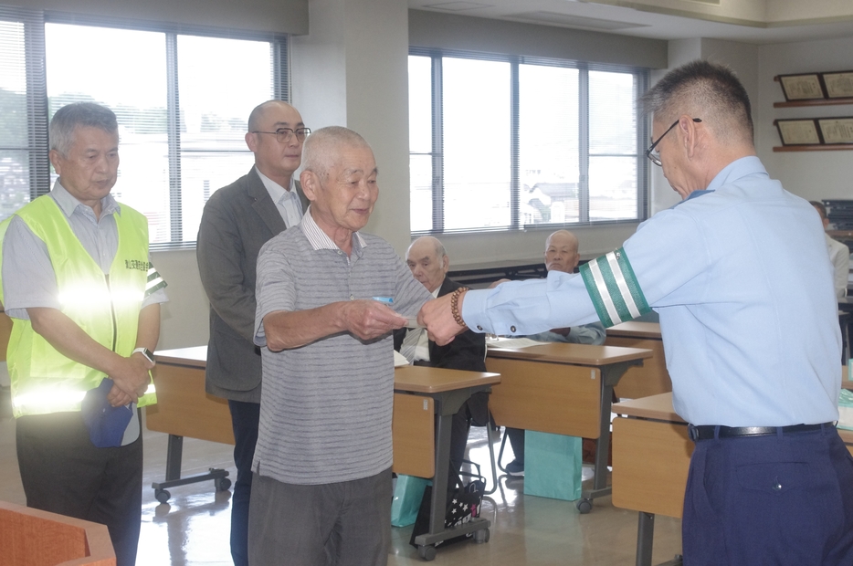 賞状を受け取る被表彰者たち=岡山県津山市で