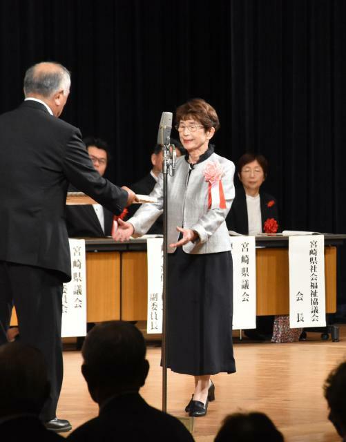 健康増進などの地域貢献活動に尽力した個人や団体を表彰した県さんさんクラブ大会＝１１日午後、宮崎市民文化ホール