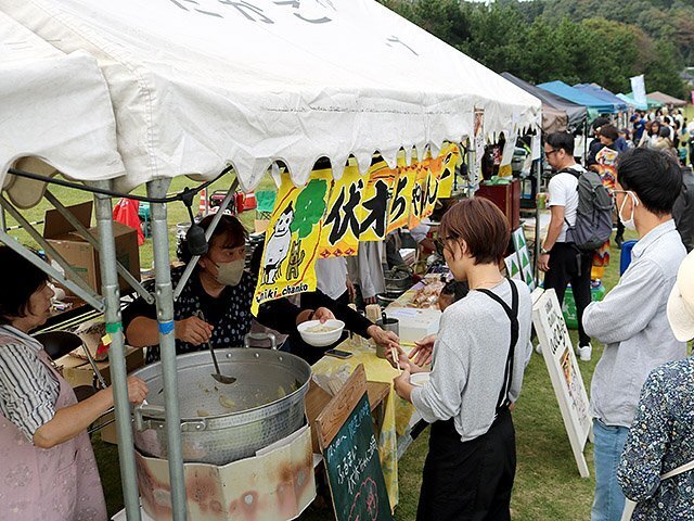 来場者でにぎわう飲食ブース