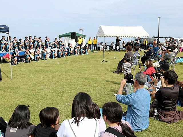 伏木小学校４年生のステージを楽しむ来場者