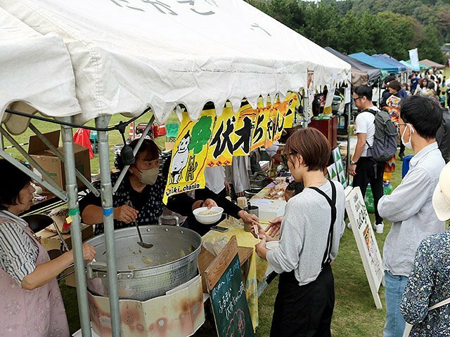 来場者でにぎわう飲食ブース