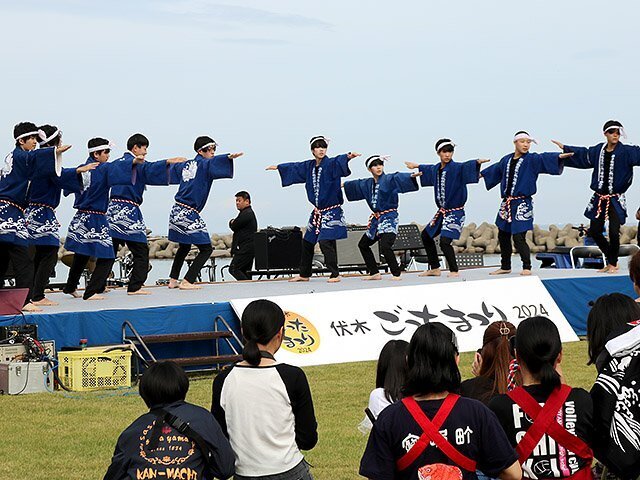 ステージで伏木帆柱起し祝唄を踊る中学生＝国分海浜公園