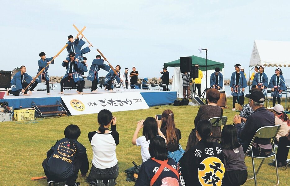 ステージで力強い踊りを披露する中学生