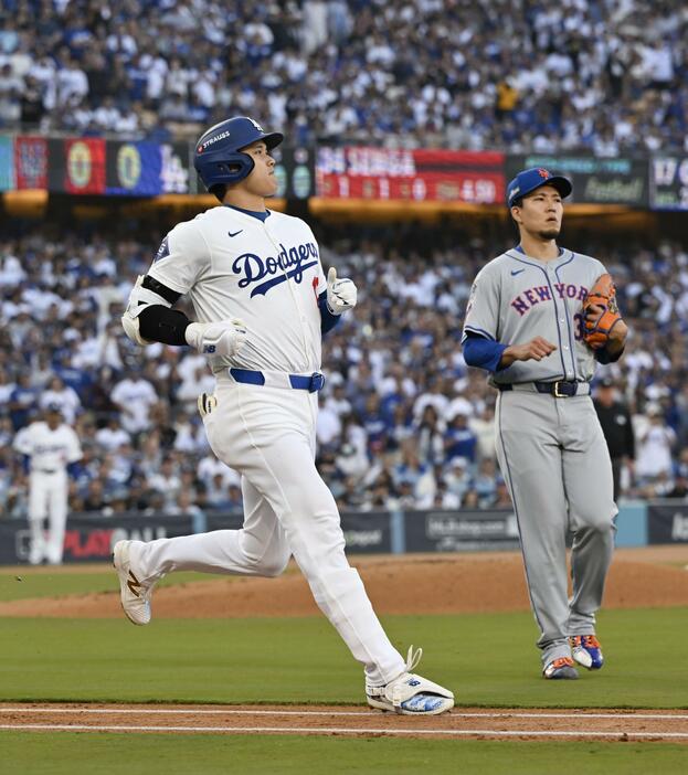 1回、二ゴロに倒れたドジャース・大谷。右はメッツ先発の千賀＝ロサンゼルス（共同）