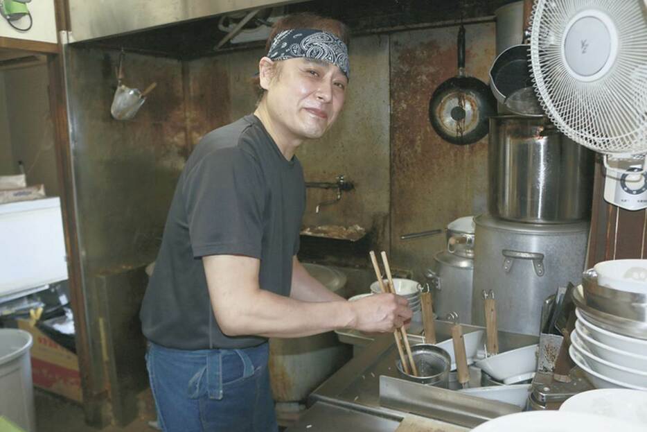 脳出血を経て就労支援プログラムを受講し、ラーメン店を再開させた今橋利之さん＝9月、下関市豊浦町川棚