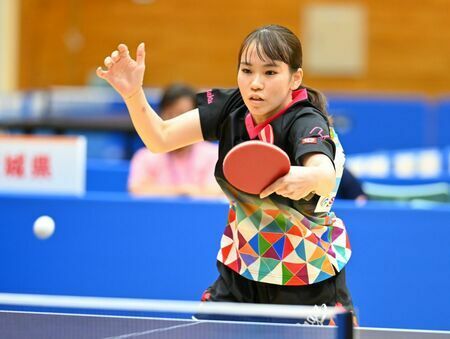 卓球成年女子決勝・佐賀ー茨城　鋭いボールを打つ小島叶愛(十六フィナンシャルグループ)＝基山町総合体育館