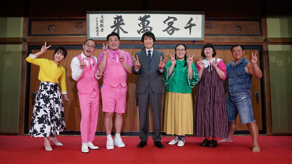 大須演芸場での収録に参加した千原ジュニア（左から４人目）ら=NHK提供