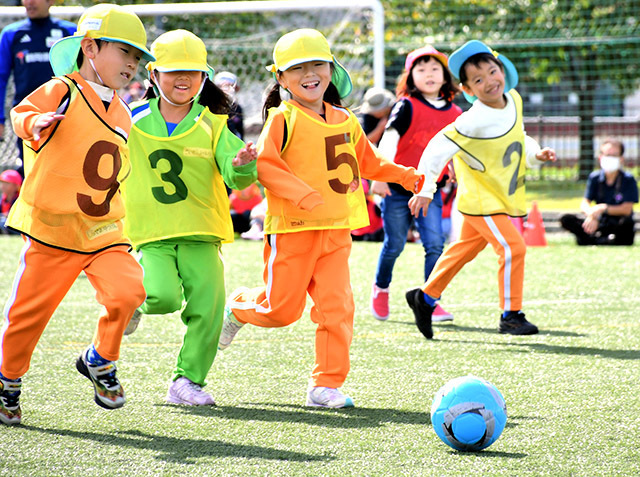 サッカーのゲームを楽しむ子どもたち＝庄内町・八幡スポーツ公園サッカー場