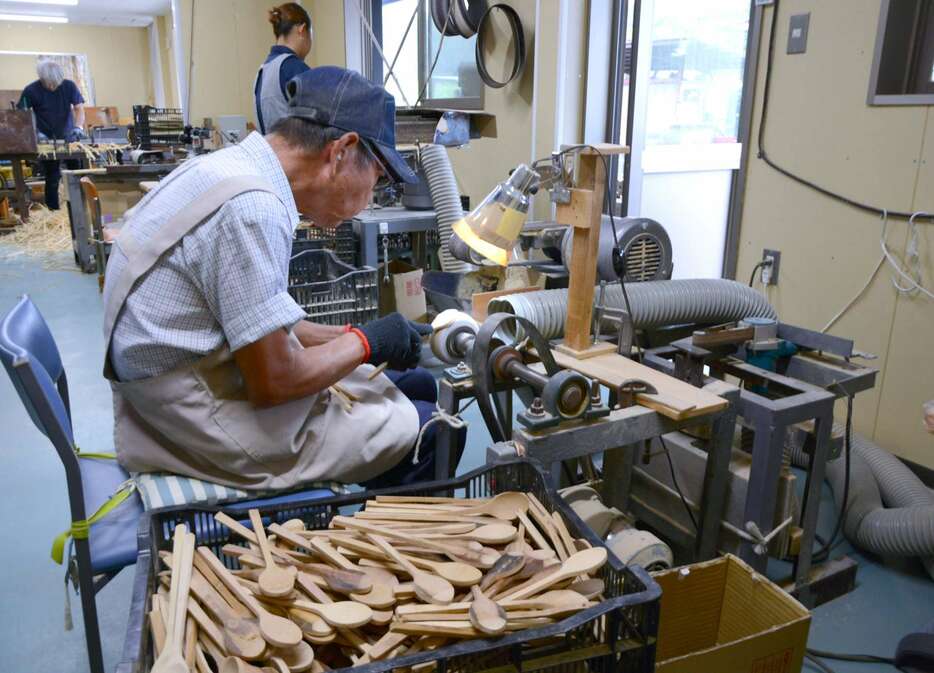 手作業で竹製品を仕上げる従業員＝９月２５日、さつま町湯田の西田竹材工業所