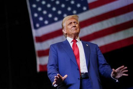 １０月２７日、  米大統領選共和党候補のトランプ前大統領（写真）の選挙集会での発言が一段と奔放になっている。ミシガン州ノビで２６日に開かれた選挙集会で撮影（２０２４年　ロイター/Carlos Barria）