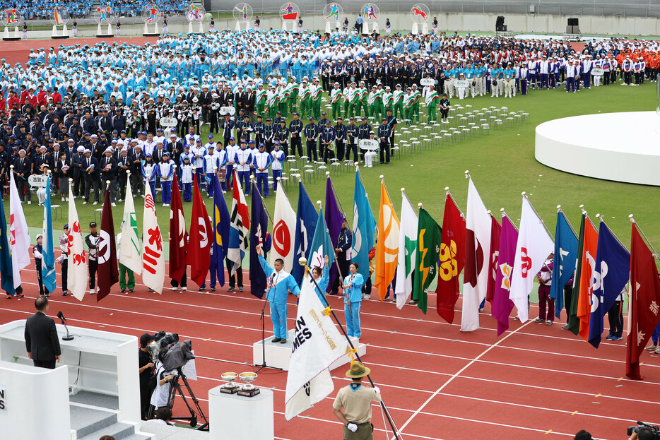 国民スポーツ大会の総合開会式で選手宣誓する佐賀県の選手（中央）ら＝５日午後、佐賀市