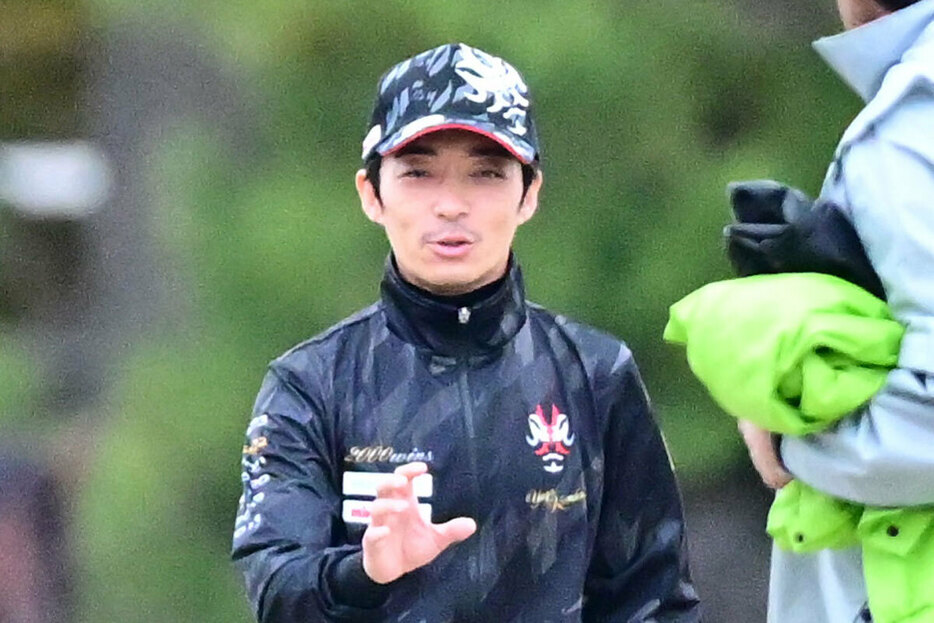 リバティアイランドの追い切りを見守った川田将雅（右から２人目）