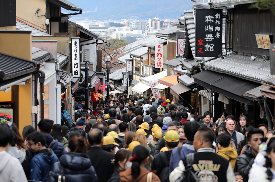 観光客でにぎわう清水寺への参道「清水坂」＝２０２３年１２月、京都市東山区