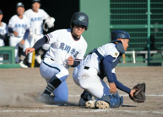 高川学園―矢上　四回表、高川学園・若藤の適時打で二塁から衛藤が生還=2024年10月26日、島根県出雲市大社町の県立浜山公園野球場、石川和彦撮影