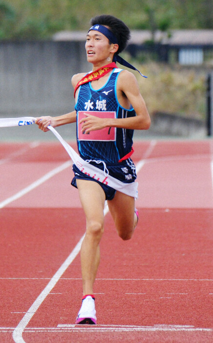 2年ぶりの優勝を決めた水城の奥村心＝ひたちなか市新光町の市総合運動公園で2024年10月26日午後2時25分、西夏生撮影