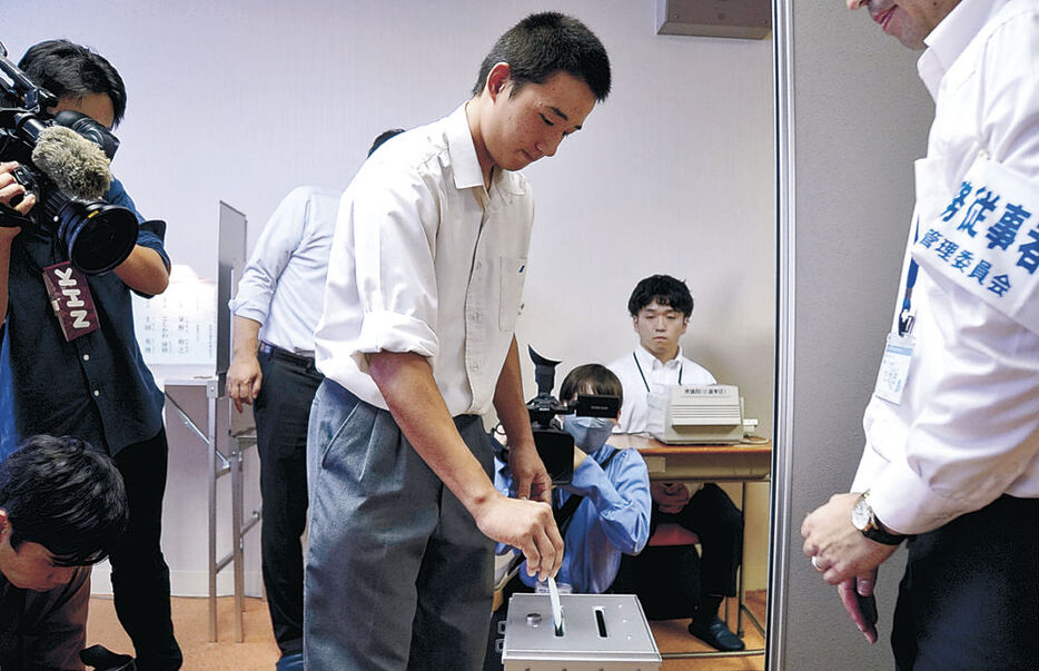 校内の期日前投票所で１票を投じる生徒＝魚津市の荒井学園新川高