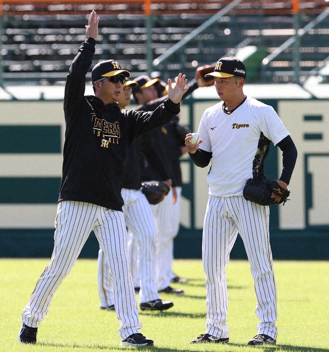 阪神・椎葉（右）に直接指導する藤川監督（撮影・須田　麻祐子）