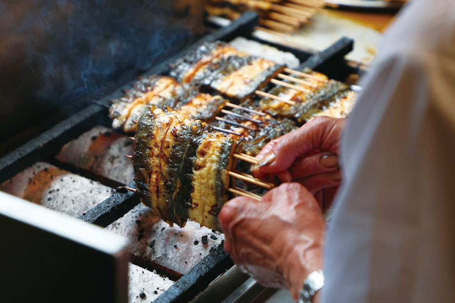 「土用の丑の日」を迎え、焼き上げられるうなぎ＝7月24日午前、東京都豊島区の「鰻家」（JIJI）