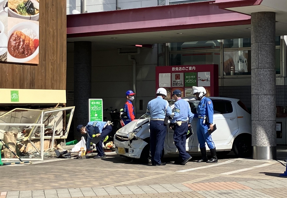 軽乗用車がショーウインドーに突っ込んだゆめタウン大竹の事故現場