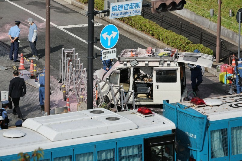 首相官邸前の柵に突っ込んだ車を調べる警視庁の捜査員ら＝東京都千代田区で2024年10月19日午前9時、和田大典撮影