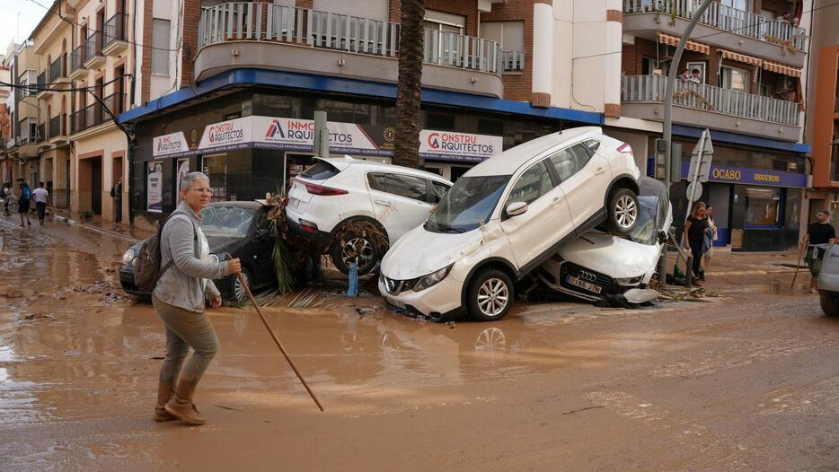 豪雨による鉄砲水の被害を受けた車＝31日、スペイン東部バレンシア自治州（ゲッティ＝共同）