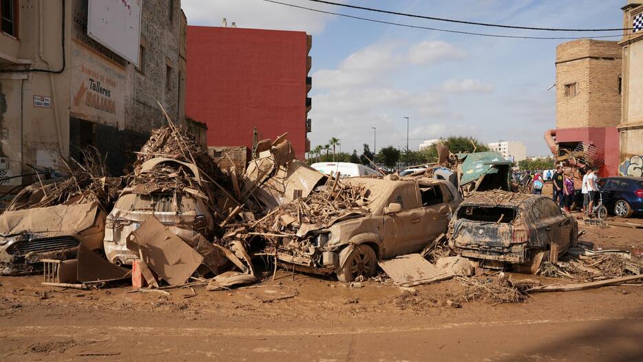 豪雨による鉄砲水の被害を受けた車＝31日、スペイン東部バレンシア自治州（ゲッティ＝共同）