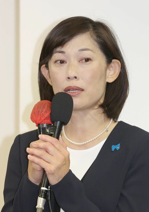 支援者に挨拶する落選した丸川珠代氏（カメラ・頓所美代子）