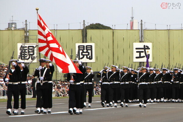 自衛隊中央観閲式における海上自衛隊部隊の徒歩行進（柘植優介撮影）。