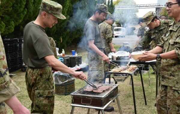 バーベキュー（BBQ）は陸海空の各自衛隊でレクリエーションの一環として盛んに行われている（画像：陸上自衛隊）。