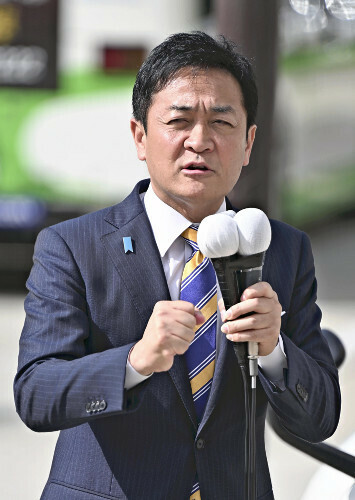 衆院選の公示を受け、支持を訴える国民民主党の玉木代表（１５日午前、神戸市垂水区で）＝飯島啓太撮影