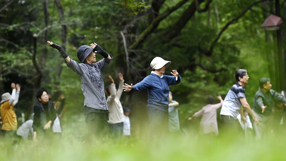 公園でラジオ体操をする人たち。2024年5月、政府の経済財政諮問会議で高齢者の定義を5歳引き上げる案が示されたことに対し、世論は「年金の支給開始を70歳に引き上げる準備だ」と反発したPhoto by David Mareuil/Anadolu via G…