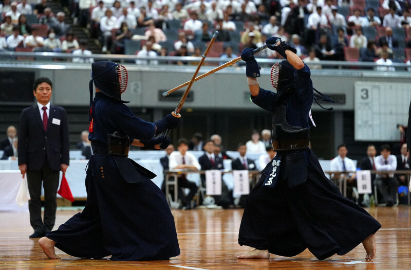 全日本学生剣道優勝大会決勝の次鋒戦で攻める国士舘大の児玉（右）＝Asueアリーナ大阪で2024年10月14日、村田貴司撮影