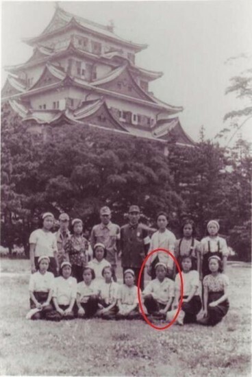 朝鮮女子勤労挺身隊順天小隊。1944年に名古屋城前で撮影。赤丸の少女がキム・ソンジュさん=自叙伝より