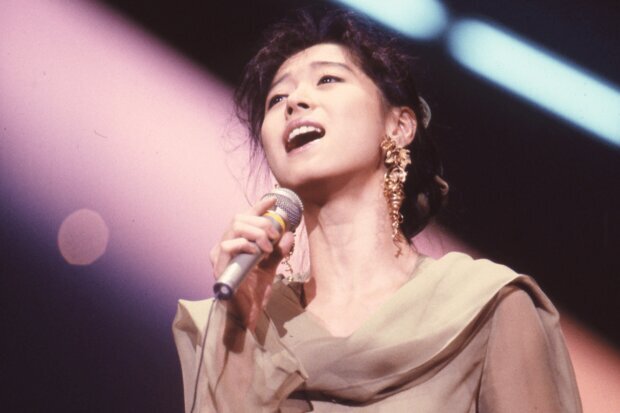 1989年7月9日『第8回メガロポリス歌謡祭』で『LIAR』を歌唱する中森明菜