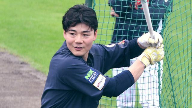 汗を流す清宮幸太郎選手(写真：時事)