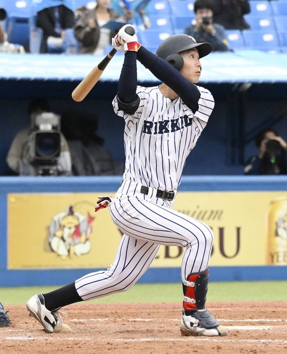 1点を追う9回裏二死一塁。立大の五番・柴田は右越えサヨナラ2ランを放った[写真=矢野寿明]