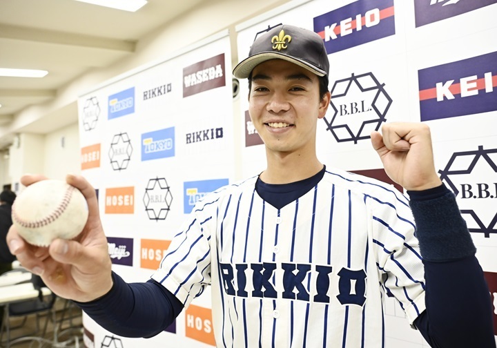 東京六大学通算2号[今季2号]の柴田。ホームランボールを手に笑顔[写真＝矢野寿明]