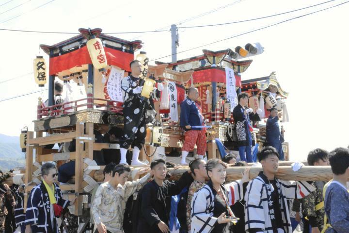 5年ぶりに北条地域のだんじりが集結して行われた統一かきくらべ＝12日午後、松山市北条辻