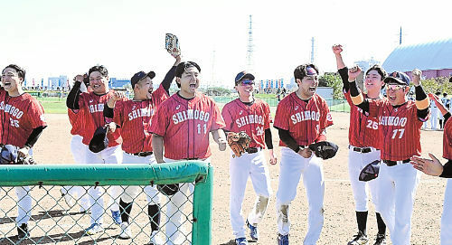 【下郷町―いわき市】抽選勝ちで３回戦進出を決め、喜ぶ下郷町ナイン