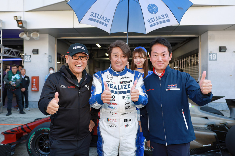 近藤真彦JRP会長のデモランを見守ったトヨタ自動車の豊田章男会長とホンダ・レーシングの渡辺康治社長