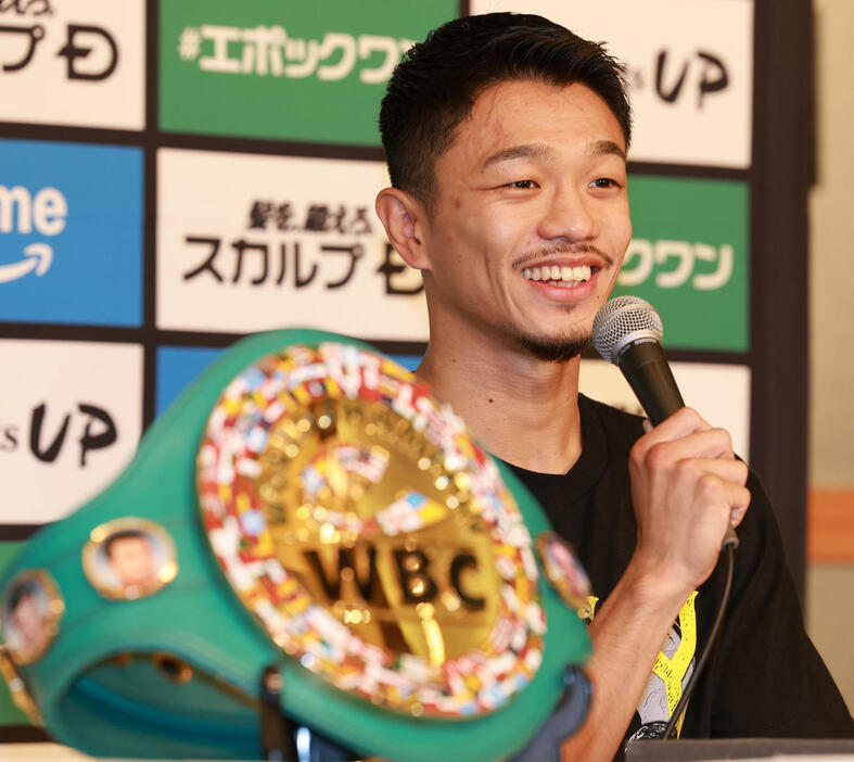 会見を行ったWBC世界バンタム級王者の中谷（撮影・野上伸悟）