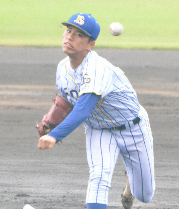 【神村学園－エナジックスポーツ】好投したエナジックスポーツの久高颯投手＝大分市の別大興産スタジアムで2024年10月26日午後1時25分、藤田健志撮影