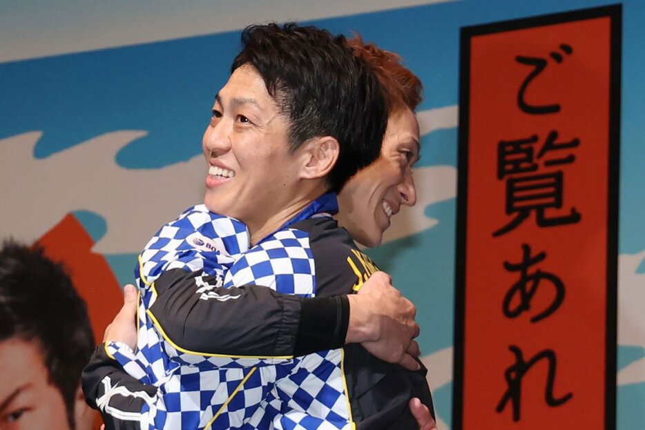 優勝した桐生順平（右）と２位の佐藤翼