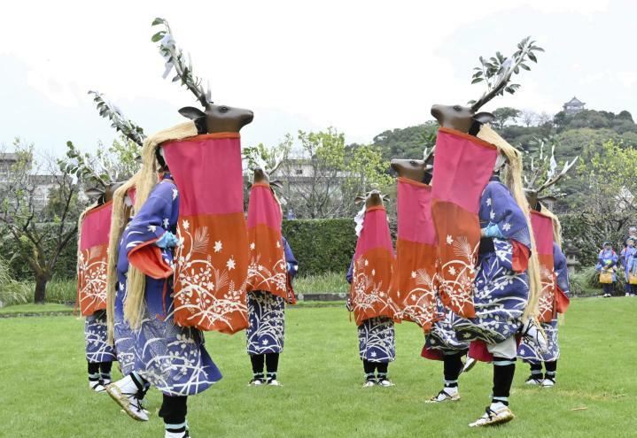 天赦園で披露された宇和島市無形民俗文化財「八ツ鹿踊り」