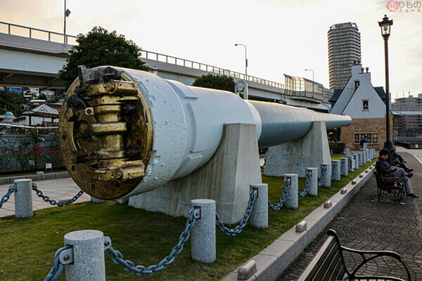 横須賀市のヴェルニー公園に設置された「陸奥」の主砲砲身。爆沈後に引き揚げられた（乗りものニュース編集部撮影）。