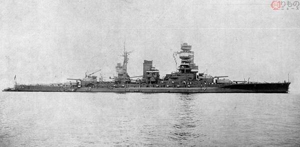 1936年9月30日に完了した大改装後の戦艦「陸奥」。艦橋が大きく改造され、煙突が1本となった。