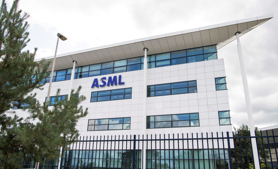 　オランダの半導体製造装置メーカー、ＡＳＭＬによる業績予想下方修正は、世界的な半導体需要の鈍化というよりも半導体工場の生産能力過剰を示唆している──。複数のアナリストはこのような見解を示した。２０１８年８月、フェルトホーフェンで撮影（２０２４年　ロイター/Piroschka van de Wouw）