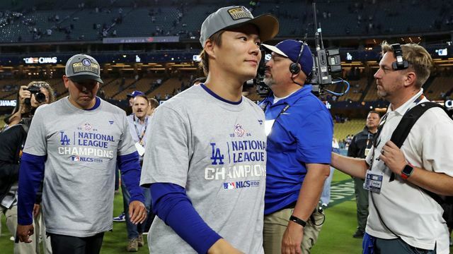 ナ・リーグ優勝の記念Tシャツを着たドジャースの山本由伸投手(写真：USA TODAY Sports/ロイター/アフロ)