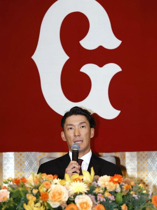 現役引退の記者会見をする巨人の梶谷隆幸外野手＝23日、東京都内のホテル