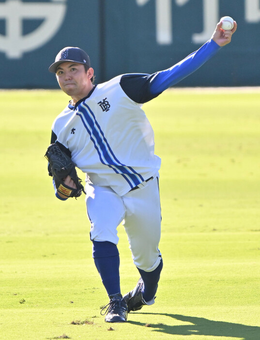 ファーストステージ初戦を翌日に控え、調整するＤｅＮＡの東＝１１日、甲子園